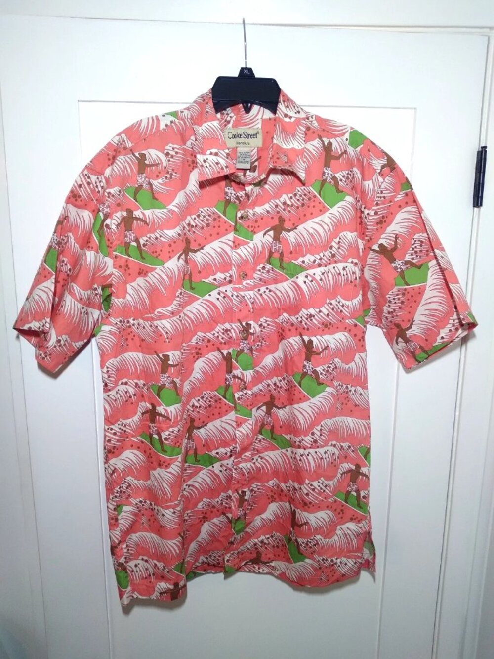 Cooke Street Honolulu Hawaiian Shirt Mens Sz M Surfer Riding Wave Button Shirt